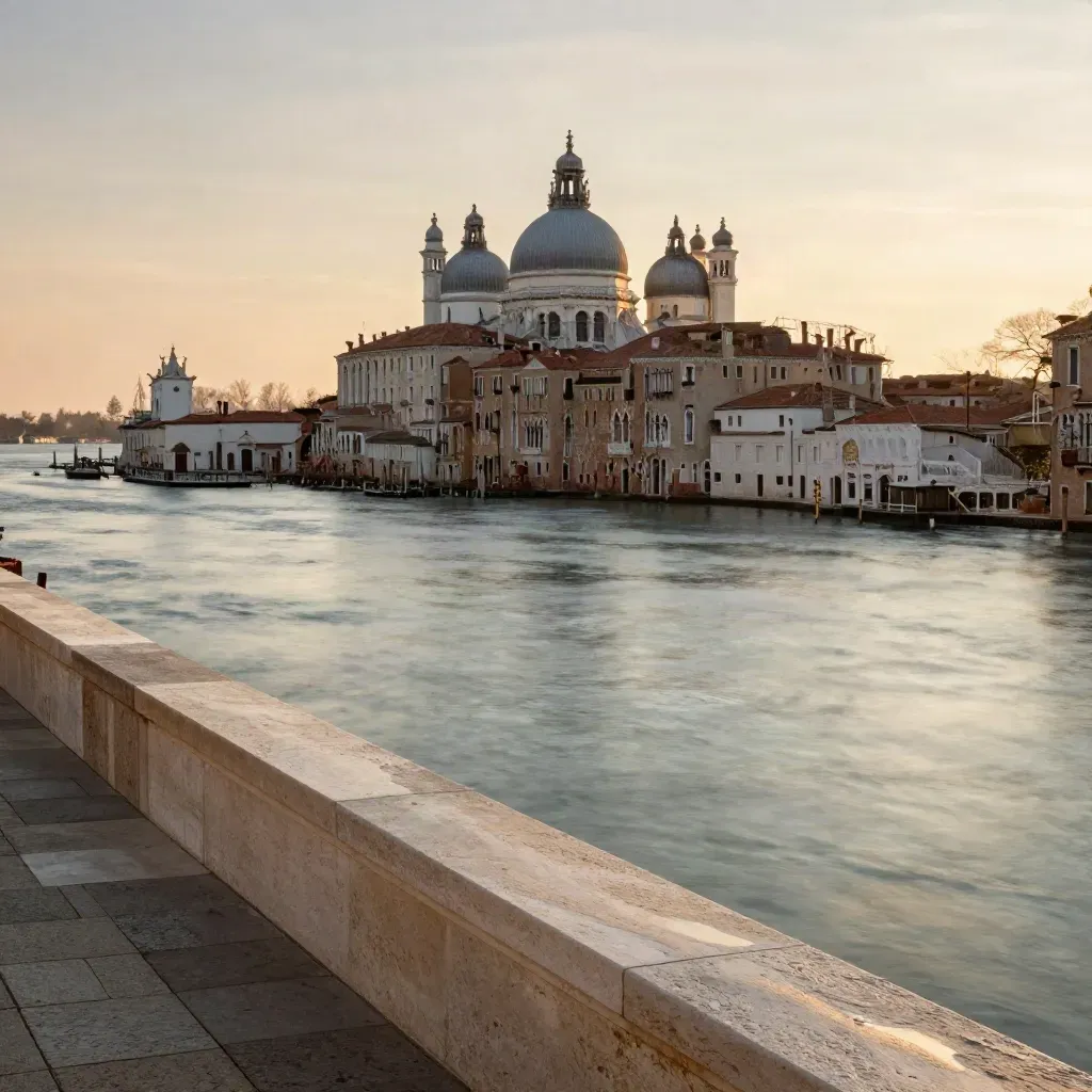 Venezia al tramonto vista da un tetto, con cupole e campanile sopra la laguna.
